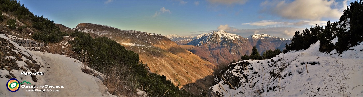 73 Dal Passo di Regadur in discesa sul sent. 120  per il Rif. Gherardi.jpg